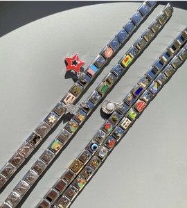 Details von italienischen Charms-Armbändern aus Edelstahl mit Emaille-Symbolen