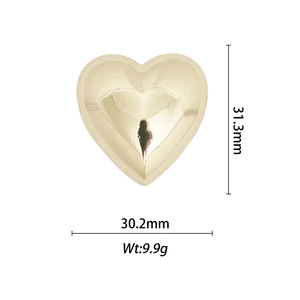 Vista dettagliata del ciondolo a cuore in oro 18k con dimensioni 31,3 mm altezza e 30,2 mm larghezza