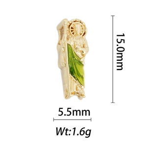 Vista dettagliata del ciondolo santo placcato oro 18k da 15mm con smalto verde e misure