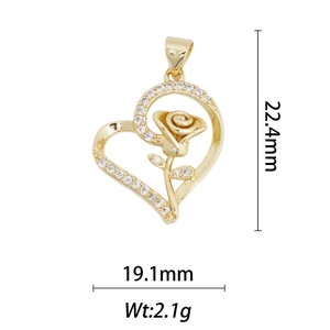 Vista dettagliata del ciondolo a rosa a cuore con dimensioni 22,4mm x 19,1mm e peso di 2,1g