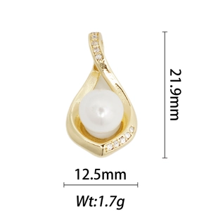 Vista dettagliata del pendente con perla a goccia placcato oro 18k, alto 21,9 mm e largo 12,5 mm