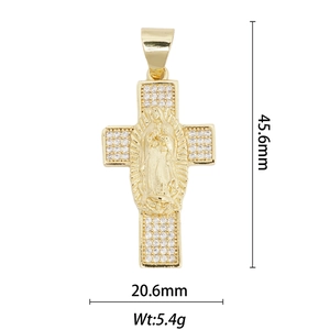 Dettaglio del ciondolo a croce placcato oro 18k con rilievo della Vergine Maria e zirconi