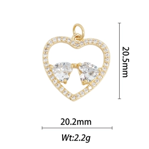Dettaglio del ciondolo a cuore placcato oro 18k con zirconi incastonati e dimensioni 20,5x20,2mm