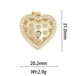 Dettaglio del ciondolo a cuore placcato oro 18k con zirconi e dimensioni di 21x20mm
