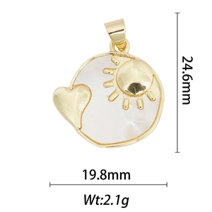 Dettaglio con dimensioni 24,6mm ciondolo sole dorato con inserto in madreperla bianca