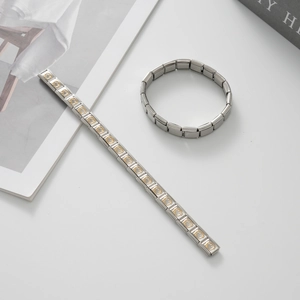 Dettaglio del bracciale elastico modulare in acciaio inossidabile con cuori dorati bicolore