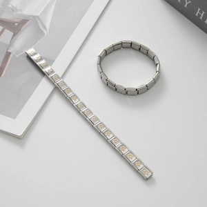 Dettaglio del bracciale modulare italiano con motivi a stella e maglie elastiche