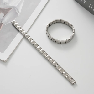 Dettaglio del bracciale componibile Italian Charm con simboli di delfini e stelle in rilievo