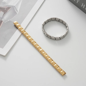 Dettaglio del bracciale a maglie modulari in oro italiano con incisioni a zampa d'animale