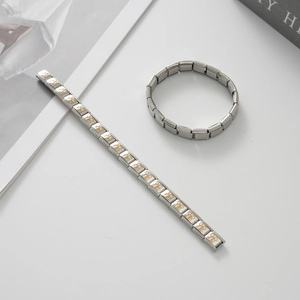 Dettaglio del bracciale modulare in acciaio inossidabile con impronte di zampe dorate