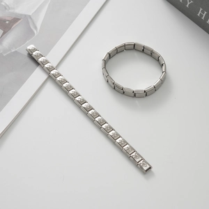 Dettaglio del bracciale componibile italiano in argento con impronte di zampe in acciaio inox