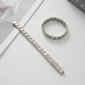 Vista macro del bracciale componibile italiano in argento con motivi a cuore