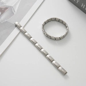 Vista dettagliata delle maglie del bracciale italiano con motivo a cuore e marchio acciaio
