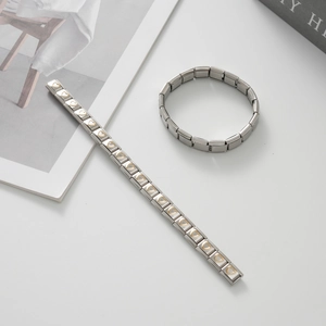 Bracciali modulari italiani in acciaio inossidabile con cuori dorati in vista aperta e chiusa