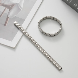 Dettaglio di bracciali modulari Italian Charm in acciaio con icone a cuore e infinito