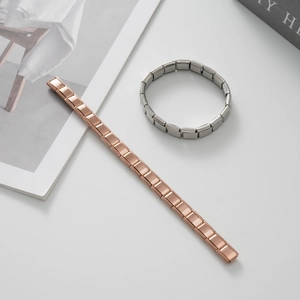 Dettaglio di bracciali modulari italiani in acciaio inossidabile argento e oro rosa