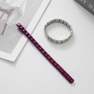 Bracciale componibile italiano in acciaio inossidabile argento e viola, vista lifestyle