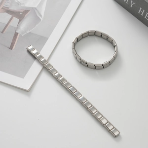 Dettaglio del bracciale modulare italiano in acciaio inossidabile con finitura lucida