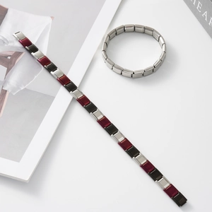 Dettaglio maglie modulari in acciaio inossidabile argento, nero e bordeaux