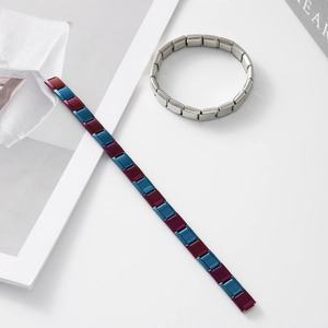 Dettaglio di maglie modulari in acciaio inossidabile argento, blu navy e bordeaux