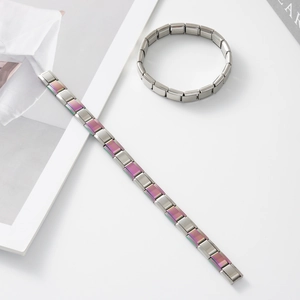 Dettaglio del bracciale componibile italiano in acciaio inossidabile con finitura arcobaleno
