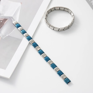 Dettaglio di maglie in acciaio inossidabile argento e blu con logo inciso del materiale
