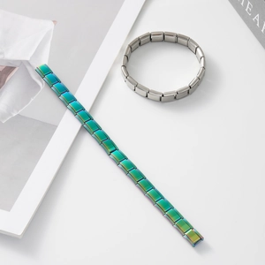 Dettaglio di braccialetti modulari Italian Charm in argento e finitura arcobaleno cangiante