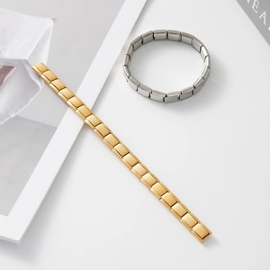 Dettaglio di bracciali modulari in acciaio inossidabile finiture oro e argento lucido