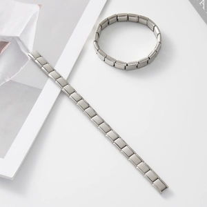 Dettaglio di bracciali modulari italiani in acciaio inossidabile lucido argento