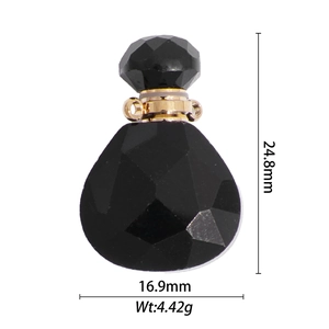 Vista detallada que muestra las dimensiones de 24,8 mm del colgante de frasco de perfume negro