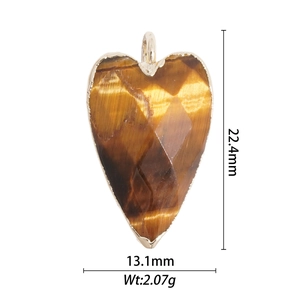 Ciondolo cuore in occhio di tigre, bordo dorato, 22,4mm x 13,1mm, 2,07g, fondo bianco