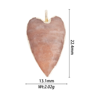 Dettaglio del ciondolo a cuore in cristallo rosa con bordo dorato e dimensioni