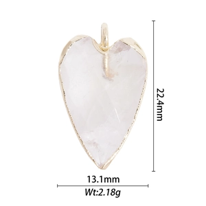 Dettaglio del ciondolo a cuore con bordo dorato e misure di 22,4 mm per gioielli fai da te