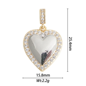 Detailopname van hartvormige hanger, 25,4 mm bij 15,8 mm, in goud- en zilverkleuren