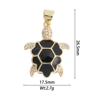 Detailweergave van de vergulde schildpad hanger met heldere zirkoon en zwart emaille