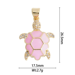 Detail van schildpad hanger met roze emaille en zirkonia steentjes, afmetingen 26,5mm hoog