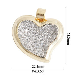 Afmetingen van de ijzige hartvormige hanger met goudlaag, hoogte 25,2 mm en breedte van 22,1 mm