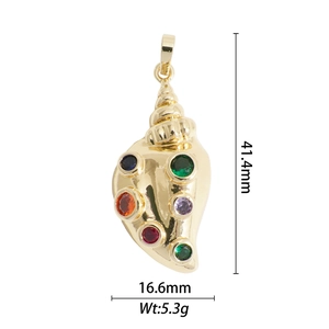 Detailoverzicht van de schelphanger 41,4x16,6mm met zes kleurrijke kristallen
