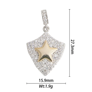 Detail van schildhanger met ijzige strass-steentjes en gouden ster, 27,3 mm hoogte