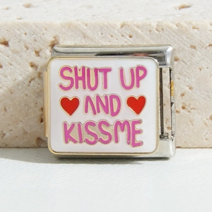 Italiaanse modulaire bedel van roestvrij staal met SHUT UP AND KISS ME tekst en hartjes