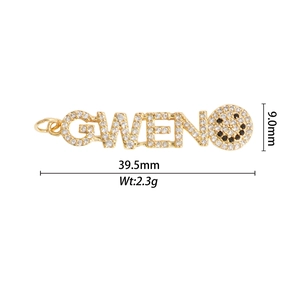Détail macro du pendentif lettre GWEN doré avec zircons sertis et smiley face