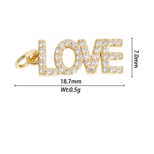 Détail du pendentif lettre LOVE en or avec micro-cristaux et mesures précises