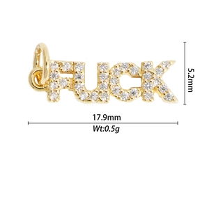 Vue détaillée d'un pendentif en cuivre doré avec des pierres de zircone serties en micro-pavé