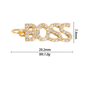 Détail macro du pendentif BOSS en or avec oxydes de zirconium et dimensions précises