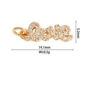 Vue macro du pendentif Love doré avec zircons blancs sertis et mesures détaillées