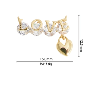 Détail du pendentif LOVE avec zircons micro-pave et cœur doré taille 16x12,5mm