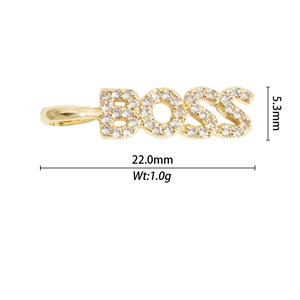 Gros plan du pendentif lettre BOSS avec cristaux micro-pavés, 22 mm de long et 1 g
