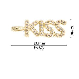 Vue détaillée du pendentif KISS doré avec zircons montrant les dimensions de 24,7mm