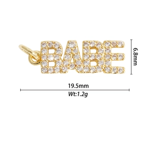 Détail macro du pendentif BABE doré serti de zircons, dimensions 19,5 mm par 6,8 mm de haut