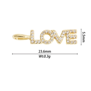 Détail macro du pendentif LOVE doré avec zircons blancs et dimensions du produit